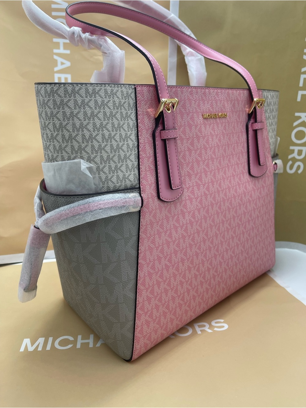 MICHAEL KORS Voyager Lg Color-Block Signature Logo TZ EW Shoulder Tote
Carnation - Picture 3 of 16